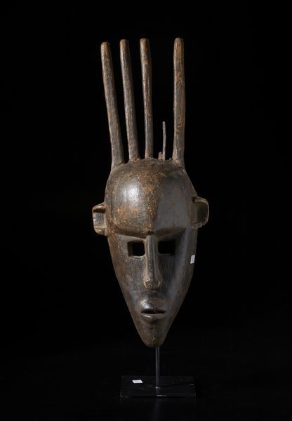 Bambara - Mali : Maschera antropozoomorfa Ntomo caratterizzata da cinque corna di cui una mancante.Legno duro a patina scura e ferro.  - Asta Asta 422 | AFRICA, OCEANIA E AMERICHE - ARTIGIANATO AFRICANO: VARI COMMITTENTI E SELEZIONE DALLA COLLEZIONE BARTOLOMUCCI Online - Associazione Nazionale - Case d'Asta italiane