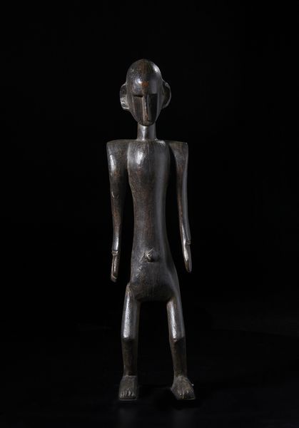 Bambara - Mali : Scultura antropomorfa. Legno duro a patina scura, corda e conchiglia.  - Asta Asta 422 | AFRICA, OCEANIA E AMERICHE - ARTIGIANATO AFRICANO: VARI COMMITTENTI E SELEZIONE DALLA COLLEZIONE BARTOLOMUCCI Online - Associazione Nazionale - Case d'Asta italiane