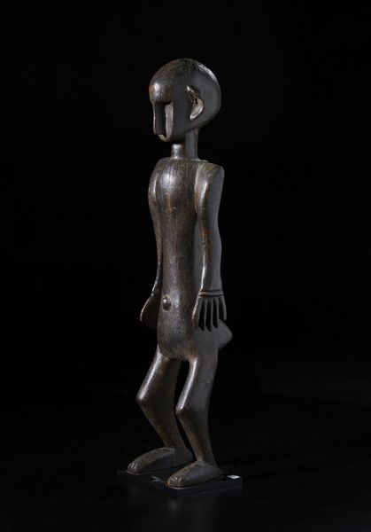 Bambara - Mali : Scultura antropomorfa. Legno duro a patina scura, corda e conchiglia.  - Asta Asta 422 | AFRICA, OCEANIA E AMERICHE - ARTIGIANATO AFRICANO: VARI COMMITTENTI E SELEZIONE DALLA COLLEZIONE BARTOLOMUCCI Online - Associazione Nazionale - Case d'Asta italiane