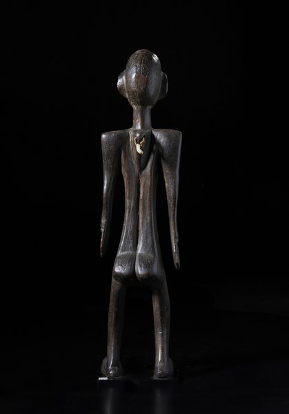 Bambara - Mali : Scultura antropomorfa. Legno duro a patina scura, corda e conchiglia.  - Asta Asta 422 | AFRICA, OCEANIA E AMERICHE - ARTIGIANATO AFRICANO: VARI COMMITTENTI E SELEZIONE DALLA COLLEZIONE BARTOLOMUCCI Online - Associazione Nazionale - Case d'Asta italiane