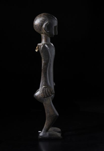 Bambara - Mali : Scultura antropomorfa. Legno duro a patina scura, corda e conchiglia.  - Asta Asta 422 | AFRICA, OCEANIA E AMERICHE - ARTIGIANATO AFRICANO: VARI COMMITTENTI E SELEZIONE DALLA COLLEZIONE BARTOLOMUCCI Online - Associazione Nazionale - Case d'Asta italiane