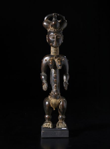 Atti - Costa d'Avorio : Scultura antropomorfa. Legno duro a patina scura, tessuto e perline.  - Asta Asta 422 | AFRICA, OCEANIA E AMERICHE - ARTIGIANATO AFRICANO: VARI COMMITTENTI E SELEZIONE DALLA COLLEZIONE BARTOLOMUCCI Online - Associazione Nazionale - Case d'Asta italiane