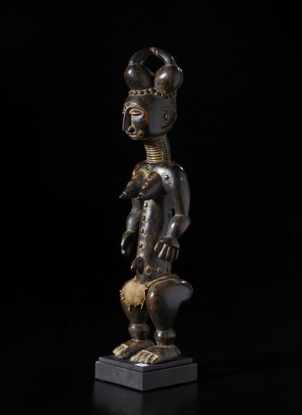 Atti - Costa d'Avorio : Scultura antropomorfa. Legno duro a patina scura, tessuto e perline.  - Asta Asta 422 | AFRICA, OCEANIA E AMERICHE - ARTIGIANATO AFRICANO: VARI COMMITTENTI E SELEZIONE DALLA COLLEZIONE BARTOLOMUCCI Online - Associazione Nazionale - Case d'Asta italiane