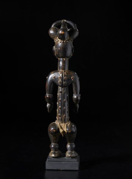 Atti - Costa d'Avorio : Scultura antropomorfa. Legno duro a patina scura, tessuto e perline.  - Asta Asta 422 | AFRICA, OCEANIA E AMERICHE - ARTIGIANATO AFRICANO: VARI COMMITTENTI E SELEZIONE DALLA COLLEZIONE BARTOLOMUCCI Online - Associazione Nazionale - Case d'Asta italiane