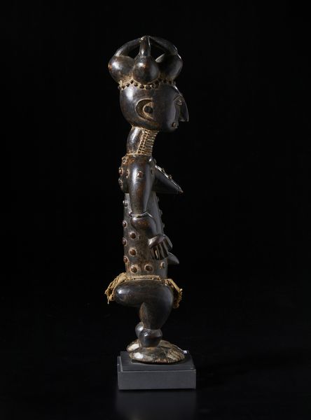 Atti - Costa d'Avorio : Scultura antropomorfa. Legno duro a patina scura, tessuto e perline.  - Asta Asta 422 | AFRICA, OCEANIA E AMERICHE - ARTIGIANATO AFRICANO: VARI COMMITTENTI E SELEZIONE DALLA COLLEZIONE BARTOLOMUCCI Online - Associazione Nazionale - Case d'Asta italiane