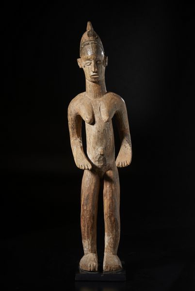 Igbo - Nigeria : Grande scultura antropomorfa. Legno duro a patina chiara.  - Asta Asta 422 | AFRICA, OCEANIA E AMERICHE - ARTIGIANATO AFRICANO: VARI COMMITTENTI E SELEZIONE DALLA COLLEZIONE BARTOLOMUCCI Online - Associazione Nazionale - Case d'Asta italiane