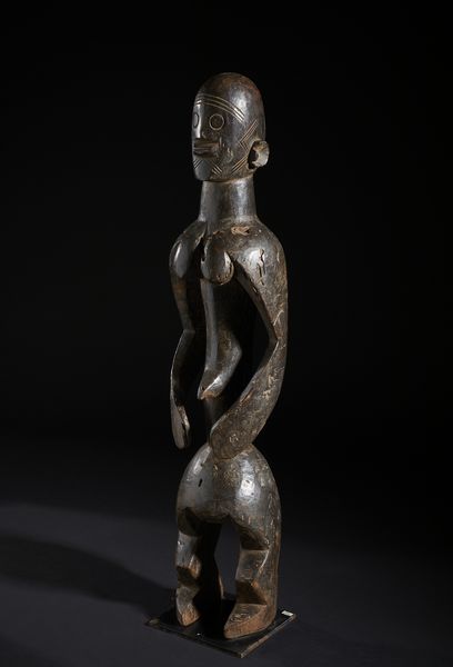 Mumuye - Nigeria/Camerun : Scultura antropomorfa stilizzata. Legno a patina scura.  - Asta Asta 422 | AFRICA, OCEANIA E AMERICHE - ARTIGIANATO AFRICANO: VARI COMMITTENTI E SELEZIONE DALLA COLLEZIONE BARTOLOMUCCI Online - Associazione Nazionale - Case d'Asta italiane