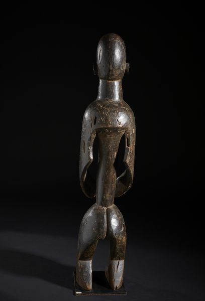 Mumuye - Nigeria/Camerun : Scultura antropomorfa stilizzata. Legno a patina scura.  - Asta Asta 422 | AFRICA, OCEANIA E AMERICHE - ARTIGIANATO AFRICANO: VARI COMMITTENTI E SELEZIONE DALLA COLLEZIONE BARTOLOMUCCI Online - Associazione Nazionale - Case d'Asta italiane