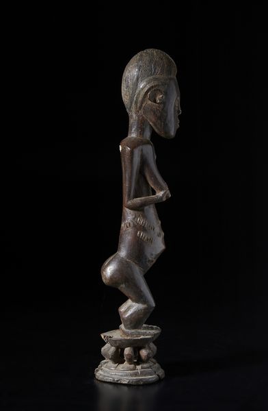 Baule - Costa d'Avorio : Grande scultura antropomorfa su basamento.Legno duro a patina scura.  - Asta Asta 422 | AFRICA, OCEANIA E AMERICHE - ARTIGIANATO AFRICANO: VARI COMMITTENTI E SELEZIONE DALLA COLLEZIONE BARTOLOMUCCI Online - Associazione Nazionale - Case d'Asta italiane