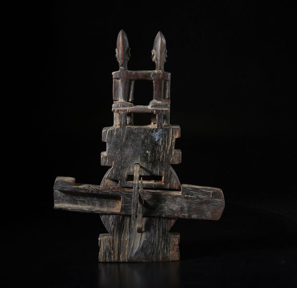 Dogon - Mali : Serratura per porta di granaio con figure antropomorfe e zoomorfa (tartaruga). Legno duro a patina scura e metallo.  - Asta Asta 422 | AFRICA, OCEANIA E AMERICHE - ARTIGIANATO AFRICANO: VARI COMMITTENTI E SELEZIONE DALLA COLLEZIONE BARTOLOMUCCI Online - Associazione Nazionale - Case d'Asta italiane