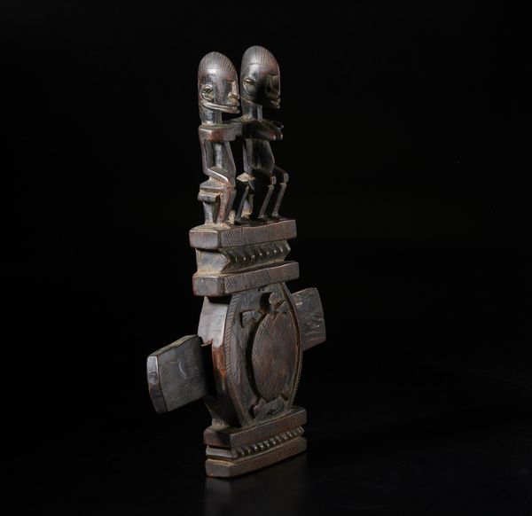 Dogon - Mali : Serratura per porta di granaio con figure antropomorfe e zoomorfa (tartaruga). Legno duro a patina scura e metallo.  - Asta Asta 422 | AFRICA, OCEANIA E AMERICHE - ARTIGIANATO AFRICANO: VARI COMMITTENTI E SELEZIONE DALLA COLLEZIONE BARTOLOMUCCI Online - Associazione Nazionale - Case d'Asta italiane