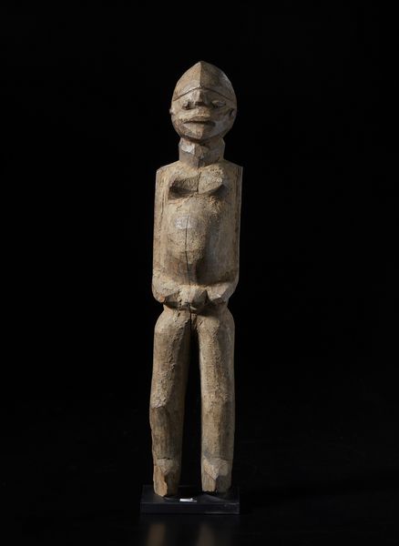 Lobi - Burkina Faso/Costa d'Avorio : Grande scultura antropomorfa Bateba. Legno duro con patina chiara terrosa.  - Asta Asta 422 | AFRICA, OCEANIA E AMERICHE - ARTIGIANATO AFRICANO: VARI COMMITTENTI E SELEZIONE DALLA COLLEZIONE BARTOLOMUCCI Online - Associazione Nazionale - Case d'Asta italiane