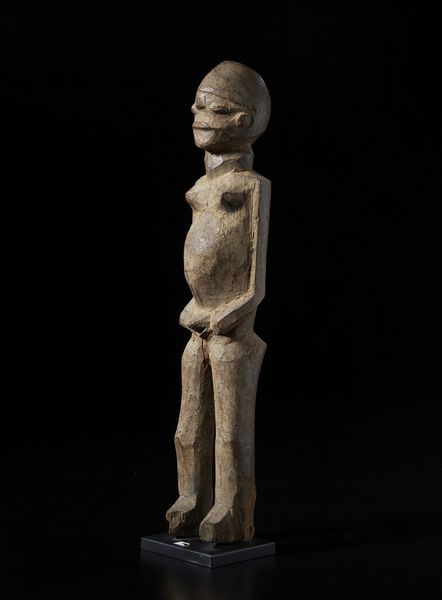 Lobi - Burkina Faso/Costa d'Avorio : Grande scultura antropomorfa Bateba. Legno duro con patina chiara terrosa.  - Asta Asta 422 | AFRICA, OCEANIA E AMERICHE - ARTIGIANATO AFRICANO: VARI COMMITTENTI E SELEZIONE DALLA COLLEZIONE BARTOLOMUCCI Online - Associazione Nazionale - Case d'Asta italiane