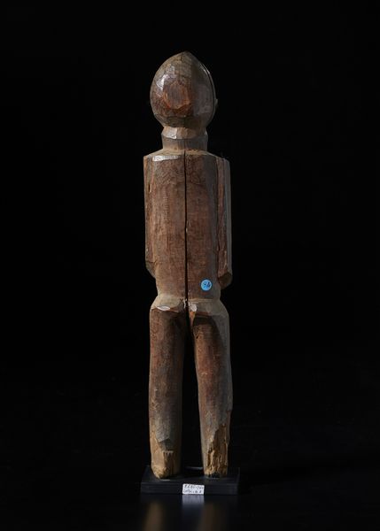 Lobi - Burkina Faso/Costa d'Avorio : Grande scultura antropomorfa Bateba. Legno duro con patina chiara terrosa.  - Asta Asta 422 | AFRICA, OCEANIA E AMERICHE - ARTIGIANATO AFRICANO: VARI COMMITTENTI E SELEZIONE DALLA COLLEZIONE BARTOLOMUCCI Online - Associazione Nazionale - Case d'Asta italiane