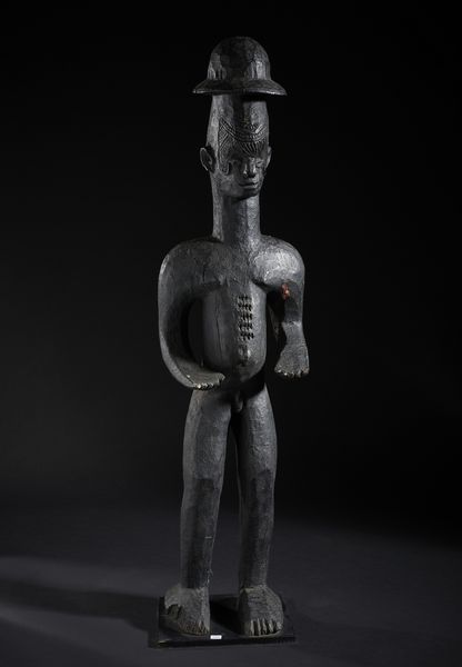 Igbo - Nigeria : Grande scultura antropomorfa con cappello. Legno duro a patina nera.  - Asta Asta 422 | AFRICA, OCEANIA E AMERICHE - ARTIGIANATO AFRICANO: VARI COMMITTENTI E SELEZIONE DALLA COLLEZIONE BARTOLOMUCCI Online - Associazione Nazionale - Case d'Asta italiane