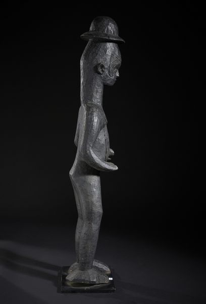 Igbo - Nigeria : Grande scultura antropomorfa con cappello. Legno duro a patina nera.  - Asta Asta 422 | AFRICA, OCEANIA E AMERICHE - ARTIGIANATO AFRICANO: VARI COMMITTENTI E SELEZIONE DALLA COLLEZIONE BARTOLOMUCCI Online - Associazione Nazionale - Case d'Asta italiane