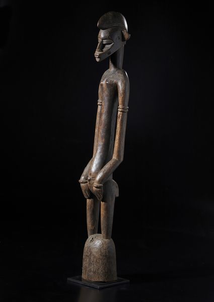 Senufo - Costa d'Avorio/Mali : Grande scultura antropomorfa. Legno duro a patina marrone.  - Asta Asta 422 | AFRICA, OCEANIA E AMERICHE - ARTIGIANATO AFRICANO: VARI COMMITTENTI E SELEZIONE DALLA COLLEZIONE BARTOLOMUCCI Online - Associazione Nazionale - Case d'Asta italiane