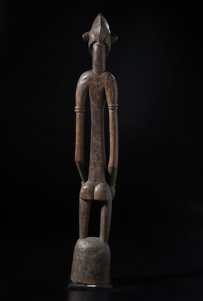 Senufo - Costa d'Avorio/Mali : Grande scultura antropomorfa. Legno duro a patina marrone.  - Asta Asta 422 | AFRICA, OCEANIA E AMERICHE - ARTIGIANATO AFRICANO: VARI COMMITTENTI E SELEZIONE DALLA COLLEZIONE BARTOLOMUCCI Online - Associazione Nazionale - Case d'Asta italiane