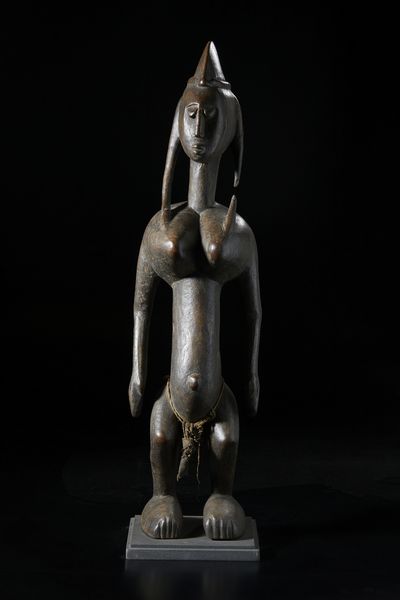 Bambara - Mali : Scultura antropomorfa. Legno duro a patina scura e tessuto.  - Asta Asta 422 | AFRICA, OCEANIA E AMERICHE - ARTIGIANATO AFRICANO: VARI COMMITTENTI E SELEZIONE DALLA COLLEZIONE BARTOLOMUCCI Online - Associazione Nazionale - Case d'Asta italiane