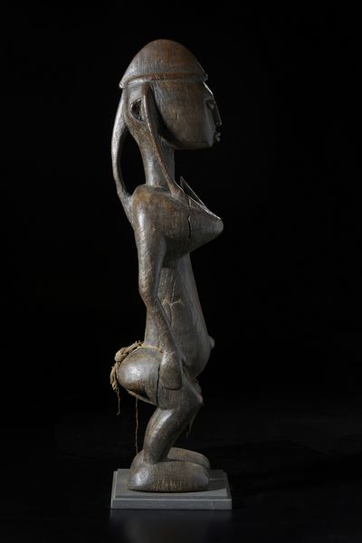 Bambara - Mali : Scultura antropomorfa. Legno duro a patina scura e tessuto.  - Asta Asta 422 | AFRICA, OCEANIA E AMERICHE - ARTIGIANATO AFRICANO: VARI COMMITTENTI E SELEZIONE DALLA COLLEZIONE BARTOLOMUCCI Online - Associazione Nazionale - Case d'Asta italiane