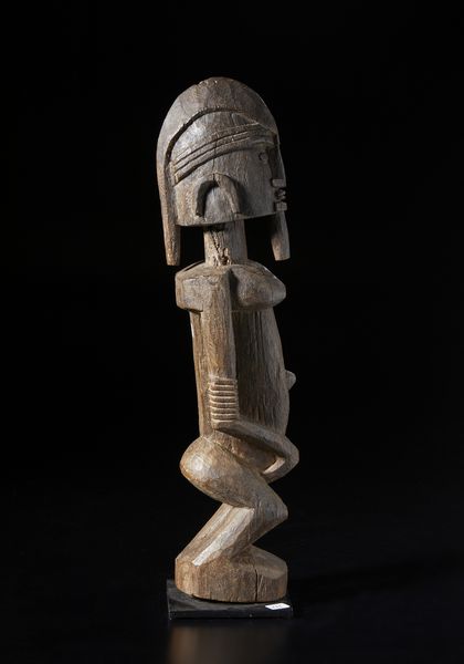 Dogon - Mali : Scultura antropomorfa. Legno duro a patina  marrone.  - Asta Asta 422 | AFRICA, OCEANIA E AMERICHE - ARTIGIANATO AFRICANO: VARI COMMITTENTI E SELEZIONE DALLA COLLEZIONE BARTOLOMUCCI Online - Associazione Nazionale - Case d'Asta italiane