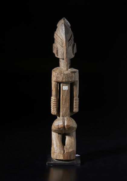 Dogon - Mali : Scultura antropomorfa. Legno duro a patina  marrone.  - Asta Asta 422 | AFRICA, OCEANIA E AMERICHE - ARTIGIANATO AFRICANO: VARI COMMITTENTI E SELEZIONE DALLA COLLEZIONE BARTOLOMUCCI Online - Associazione Nazionale - Case d'Asta italiane