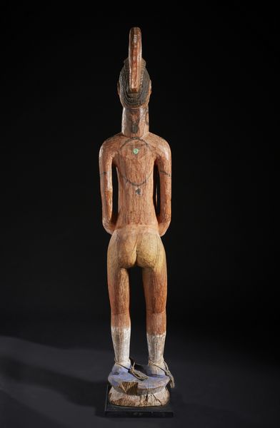 Igbo - Nigeria : Grande scultura antropomorfa.Legno duro a patina naturale, pigmenti e corda.  - Asta Asta 422 | AFRICA, OCEANIA E AMERICHE - ARTIGIANATO AFRICANO: VARI COMMITTENTI E SELEZIONE DALLA COLLEZIONE BARTOLOMUCCI Online - Associazione Nazionale - Case d'Asta italiane