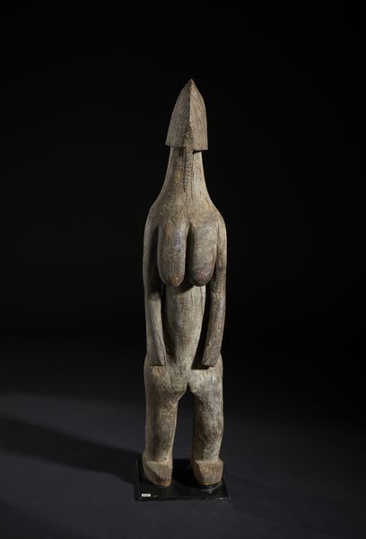 Mossi - Burkina Faso : Grande scultura antropomorfa stilizzata. Legno duro a patina bruno-grigiastra.  - Asta Asta 422 | AFRICA, OCEANIA E AMERICHE - ARTIGIANATO AFRICANO: VARI COMMITTENTI E SELEZIONE DALLA COLLEZIONE BARTOLOMUCCI Online - Associazione Nazionale - Case d'Asta italiane