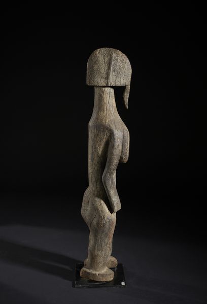 Mossi - Burkina Faso : Grande scultura antropomorfa stilizzata. Legno duro a patina bruno-grigiastra.  - Asta Asta 422 | AFRICA, OCEANIA E AMERICHE - ARTIGIANATO AFRICANO: VARI COMMITTENTI E SELEZIONE DALLA COLLEZIONE BARTOLOMUCCI Online - Associazione Nazionale - Case d'Asta italiane