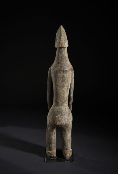 Mossi - Burkina Faso : Grande scultura antropomorfa stilizzata. Legno duro a patina bruno-grigiastra.  - Asta Asta 422 | AFRICA, OCEANIA E AMERICHE - ARTIGIANATO AFRICANO: VARI COMMITTENTI E SELEZIONE DALLA COLLEZIONE BARTOLOMUCCI Online - Associazione Nazionale - Case d'Asta italiane