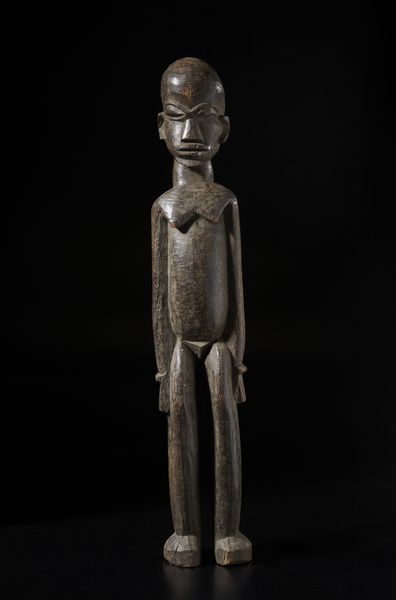 Lobi - Burkina Faso/Costa d'Avorio : Grande scultura antropomorfa Bateba.Legno duro a patina scura.  - Asta Asta 422 | AFRICA, OCEANIA E AMERICHE - ARTIGIANATO AFRICANO: VARI COMMITTENTI E SELEZIONE DALLA COLLEZIONE BARTOLOMUCCI Online - Associazione Nazionale - Case d'Asta italiane