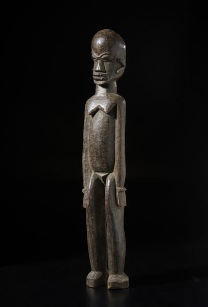 Lobi - Burkina Faso/Costa d'Avorio : Grande scultura antropomorfa Bateba.Legno duro a patina scura.  - Asta Asta 422 | AFRICA, OCEANIA E AMERICHE - ARTIGIANATO AFRICANO: VARI COMMITTENTI E SELEZIONE DALLA COLLEZIONE BARTOLOMUCCI Online - Associazione Nazionale - Case d'Asta italiane