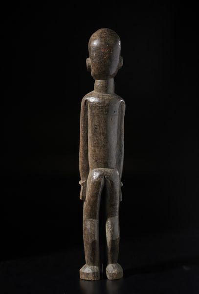 Lobi - Burkina Faso/Costa d'Avorio : Grande scultura antropomorfa Bateba.Legno duro a patina scura.  - Asta Asta 422 | AFRICA, OCEANIA E AMERICHE - ARTIGIANATO AFRICANO: VARI COMMITTENTI E SELEZIONE DALLA COLLEZIONE BARTOLOMUCCI Online - Associazione Nazionale - Case d'Asta italiane