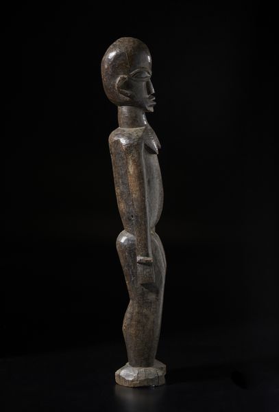 Lobi - Burkina Faso/Costa d'Avorio : Grande scultura antropomorfa Bateba.Legno duro a patina scura.  - Asta Asta 422 | AFRICA, OCEANIA E AMERICHE - ARTIGIANATO AFRICANO: VARI COMMITTENTI E SELEZIONE DALLA COLLEZIONE BARTOLOMUCCI Online - Associazione Nazionale - Case d'Asta italiane