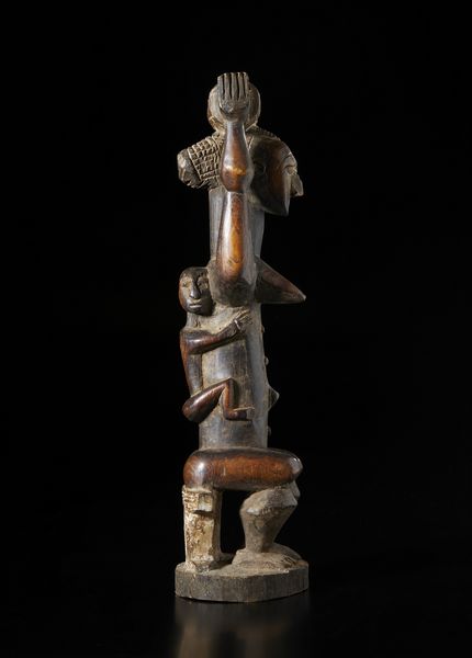 Atti - Costa d'Avorio : Scultura antropomorfa di figura femminile seduta con bambino sulla schiena.Legno a patina scura, caolino e pigmenti.  - Asta Asta 422 | AFRICA, OCEANIA E AMERICHE - ARTIGIANATO AFRICANO: VARI COMMITTENTI E SELEZIONE DALLA COLLEZIONE BARTOLOMUCCI Online - Associazione Nazionale - Case d'Asta italiane