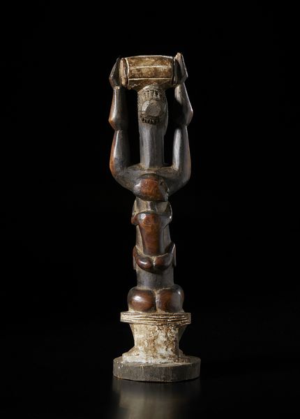 Atti - Costa d'Avorio : Scultura antropomorfa di figura femminile seduta con bambino sulla schiena.Legno a patina scura, caolino e pigmenti.  - Asta Asta 422 | AFRICA, OCEANIA E AMERICHE - ARTIGIANATO AFRICANO: VARI COMMITTENTI E SELEZIONE DALLA COLLEZIONE BARTOLOMUCCI Online - Associazione Nazionale - Case d'Asta italiane