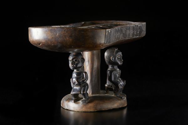 Artigianato africano : Tavola da gioco Wari a dodici buche, con tre figure antropomorfe in forma di cariatidi.Legno e pigmento.  - Asta Asta 422 | AFRICA, OCEANIA E AMERICHE - ARTIGIANATO AFRICANO: VARI COMMITTENTI E SELEZIONE DALLA COLLEZIONE BARTOLOMUCCI Online - Associazione Nazionale - Case d'Asta italiane