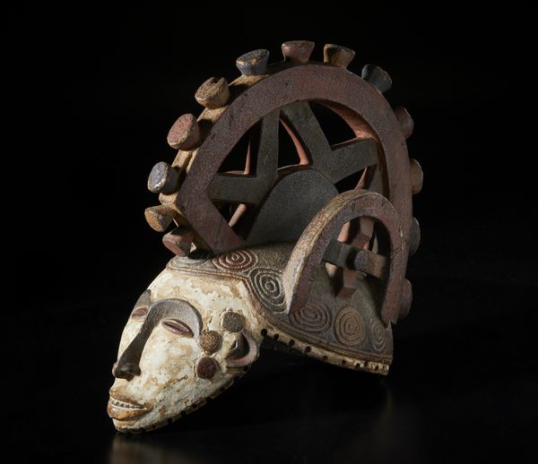 Igbo - Nigeria : Maschera antropomorfa con elaborata acconciatura. Legno, caolino e pigmenti.  - Asta Asta 422 | AFRICA, OCEANIA E AMERICHE - ARTIGIANATO AFRICANO: VARI COMMITTENTI E SELEZIONE DALLA COLLEZIONE BARTOLOMUCCI Online - Associazione Nazionale - Case d'Asta italiane