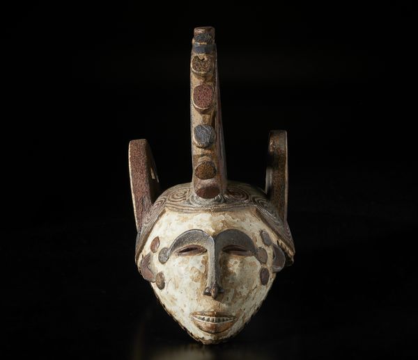 Igbo - Nigeria : Maschera antropomorfa con elaborata acconciatura. Legno, caolino e pigmenti.  - Asta Asta 422 | AFRICA, OCEANIA E AMERICHE - ARTIGIANATO AFRICANO: VARI COMMITTENTI E SELEZIONE DALLA COLLEZIONE BARTOLOMUCCI Online - Associazione Nazionale - Case d'Asta italiane