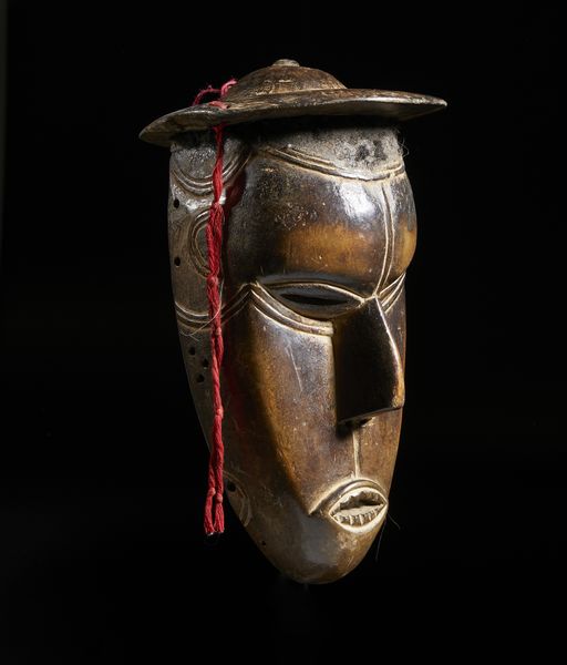 Guro - Costa d'Avorio : Maschera antropomorfa con cappello. Legno e fibre.  - Asta Asta 422 | AFRICA, OCEANIA E AMERICHE - ARTIGIANATO AFRICANO: VARI COMMITTENTI E SELEZIONE DALLA COLLEZIONE BARTOLOMUCCI Online - Associazione Nazionale - Case d'Asta italiane