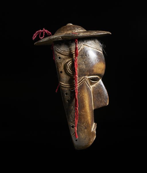 Guro - Costa d'Avorio : Maschera antropomorfa con cappello. Legno e fibre.  - Asta Asta 422 | AFRICA, OCEANIA E AMERICHE - ARTIGIANATO AFRICANO: VARI COMMITTENTI E SELEZIONE DALLA COLLEZIONE BARTOLOMUCCI Online - Associazione Nazionale - Case d'Asta italiane