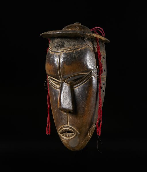 Guro - Costa d'Avorio : Maschera antropomorfa con cappello. Legno e fibre.  - Asta Asta 422 | AFRICA, OCEANIA E AMERICHE - ARTIGIANATO AFRICANO: VARI COMMITTENTI E SELEZIONE DALLA COLLEZIONE BARTOLOMUCCI Online - Associazione Nazionale - Case d'Asta italiane