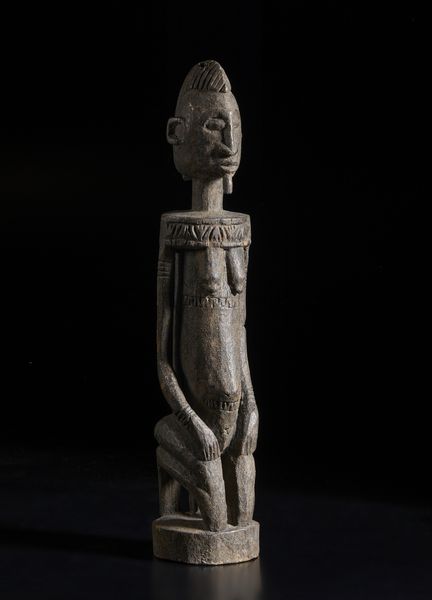 Dogon - Mali : Scultura  antropomorfa inginocchiata. Legno con patina scura crostosa.  - Asta Asta 422 | AFRICA, OCEANIA E AMERICHE - ARTIGIANATO AFRICANO: VARI COMMITTENTI E SELEZIONE DALLA COLLEZIONE BARTOLOMUCCI Online - Associazione Nazionale - Case d'Asta italiane