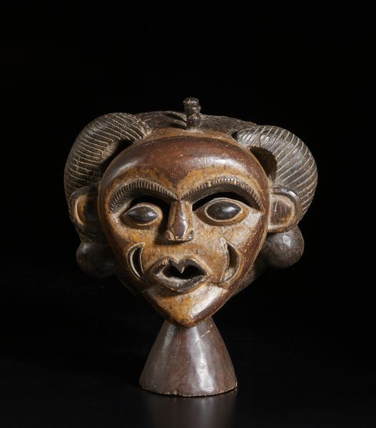 Artigianato africano : Maschera antropomorfa. Legno e pigmenti.  - Asta Asta 422 | AFRICA, OCEANIA E AMERICHE - ARTIGIANATO AFRICANO: VARI COMMITTENTI E SELEZIONE DALLA COLLEZIONE BARTOLOMUCCI Online - Associazione Nazionale - Case d'Asta italiane