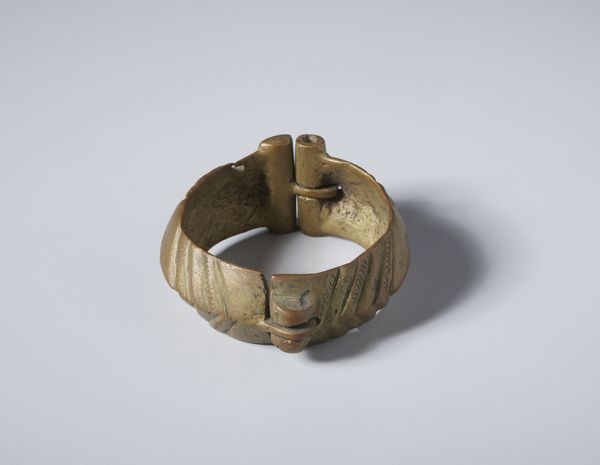 Artigianato africano : Bracciale con snodo e chiusura decorato con incisioni geometriche. Lega di rame.  - Asta Asta 422 | AFRICA, OCEANIA E AMERICHE - ARTIGIANATO AFRICANO: VARI COMMITTENTI E SELEZIONE DALLA COLLEZIONE BARTOLOMUCCI Online - Associazione Nazionale - Case d'Asta italiane