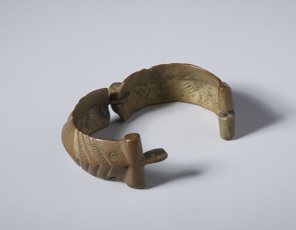 Artigianato africano : Bracciale con snodo e chiusura decorato con incisioni geometriche. Lega di rame.  - Asta Asta 422 | AFRICA, OCEANIA E AMERICHE - ARTIGIANATO AFRICANO: VARI COMMITTENTI E SELEZIONE DALLA COLLEZIONE BARTOLOMUCCI Online - Associazione Nazionale - Case d'Asta italiane