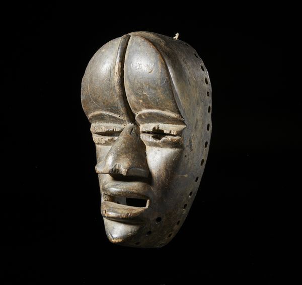 Dan - Costa d'Avorio/Liberia : Maschera antropomorfa. Legno duro  a patina scura.  - Asta Asta 422 | AFRICA, OCEANIA E AMERICHE - ARTIGIANATO AFRICANO: VARI COMMITTENTI E SELEZIONE DALLA COLLEZIONE BARTOLOMUCCI Online - Associazione Nazionale - Case d'Asta italiane