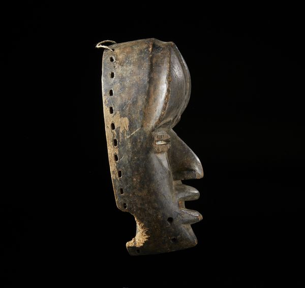 Dan - Costa d'Avorio/Liberia : Maschera antropomorfa. Legno duro  a patina scura.  - Asta Asta 422 | AFRICA, OCEANIA E AMERICHE - ARTIGIANATO AFRICANO: VARI COMMITTENTI E SELEZIONE DALLA COLLEZIONE BARTOLOMUCCI Online - Associazione Nazionale - Case d'Asta italiane