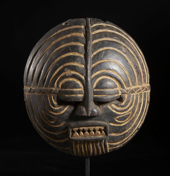 Luba - Repubblica Democratica del Congo : Maschera antropomorfa stilizzata. Legno duro a patina scura e caolino.  - Asta Asta 422 | AFRICA, OCEANIA E AMERICHE - ARTIGIANATO AFRICANO: VARI COMMITTENTI E SELEZIONE DALLA COLLEZIONE BARTOLOMUCCI Online - Associazione Nazionale - Case d'Asta italiane