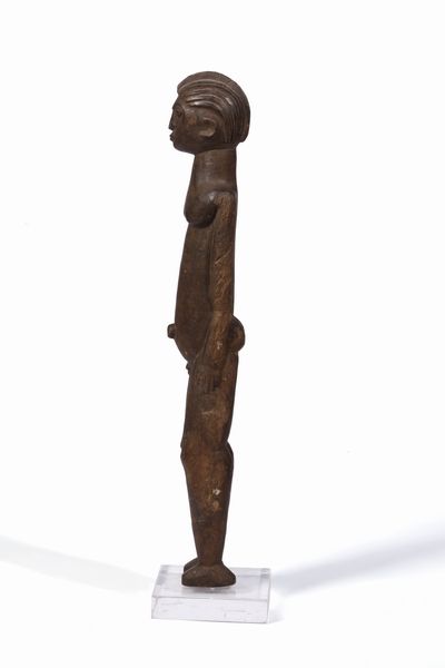 Lobi - Burkina Faso/Costa d'Avorio : Grande scultura antropomorfa Bateba.Legno duro a patina scura.  - Asta Asta 422 | AFRICA, OCEANIA E AMERICHE - ARTIGIANATO AFRICANO: VARI COMMITTENTI E SELEZIONE DALLA COLLEZIONE BARTOLOMUCCI Online - Associazione Nazionale - Case d'Asta italiane